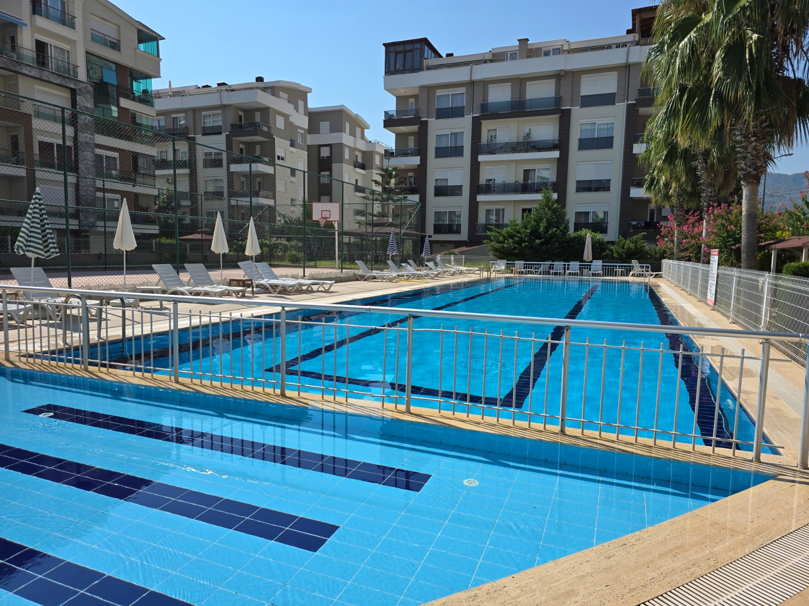 BÖLGENİN EN BÜYÜK HUZURLU SİTESİNDE.5+1 BÜYÜK DAİRE.KREDİYE AÇIK