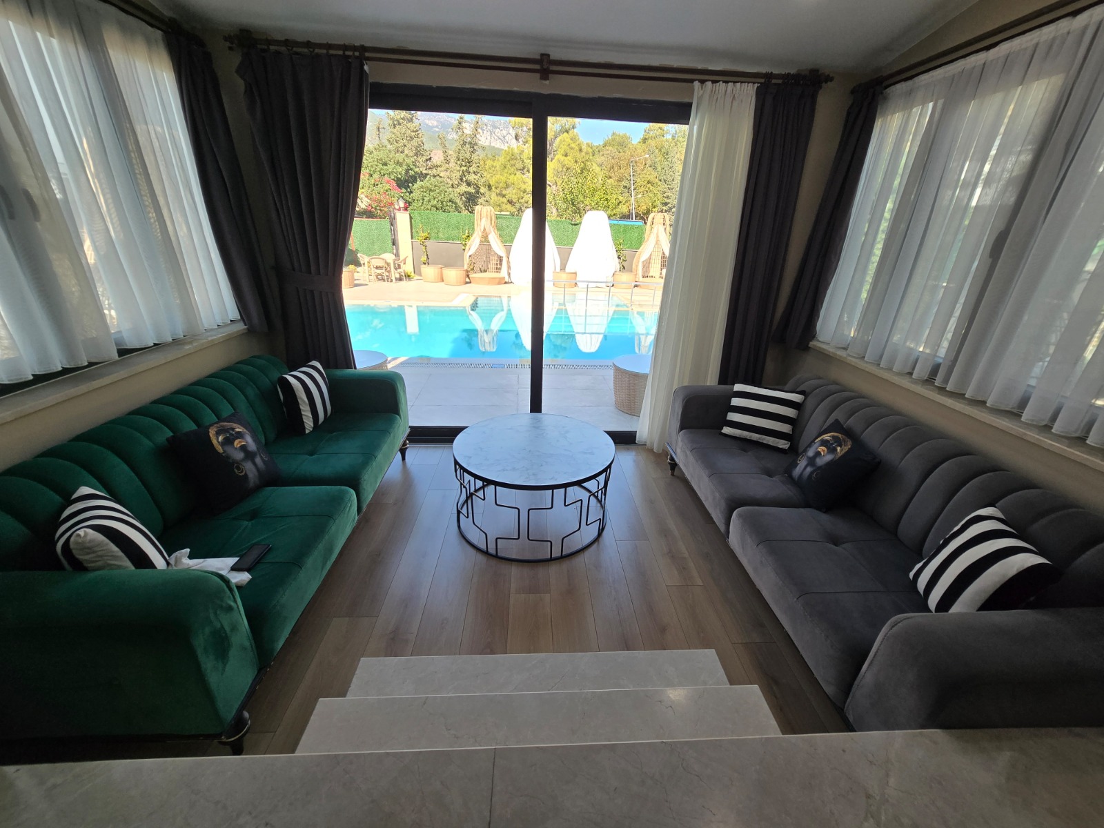 ÜCRETSİZ PLAJ HİZMETLİ HAVUZLU BUTİKLİ APART