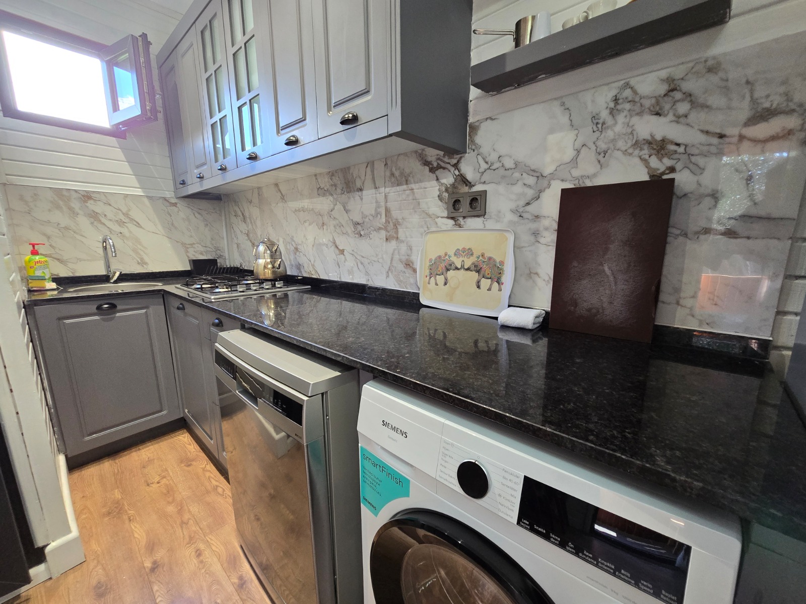 ÜCRETSİZ PLAJ HİZMETLİ HAVUZLU BUTİKLİ BUNGOLOV