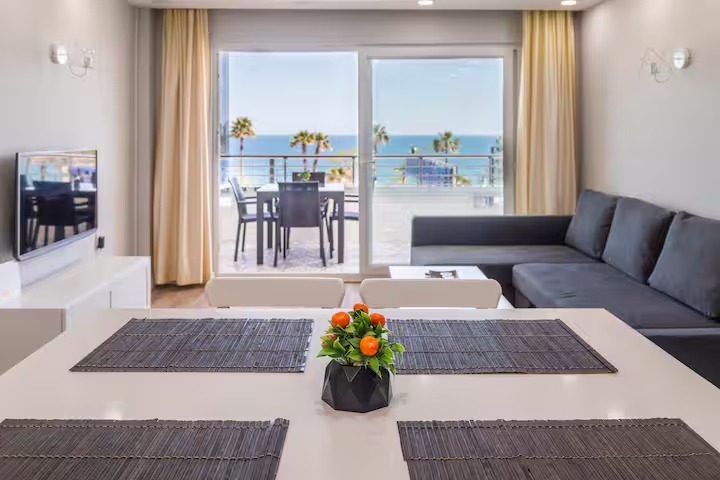 KONYAALTI SAHİLE SIFIR | PANORAMİK DENİZ MANZARALI | LÜKS EŞYALI | GENİŞ BALKONLU KİRALIK DAİRE