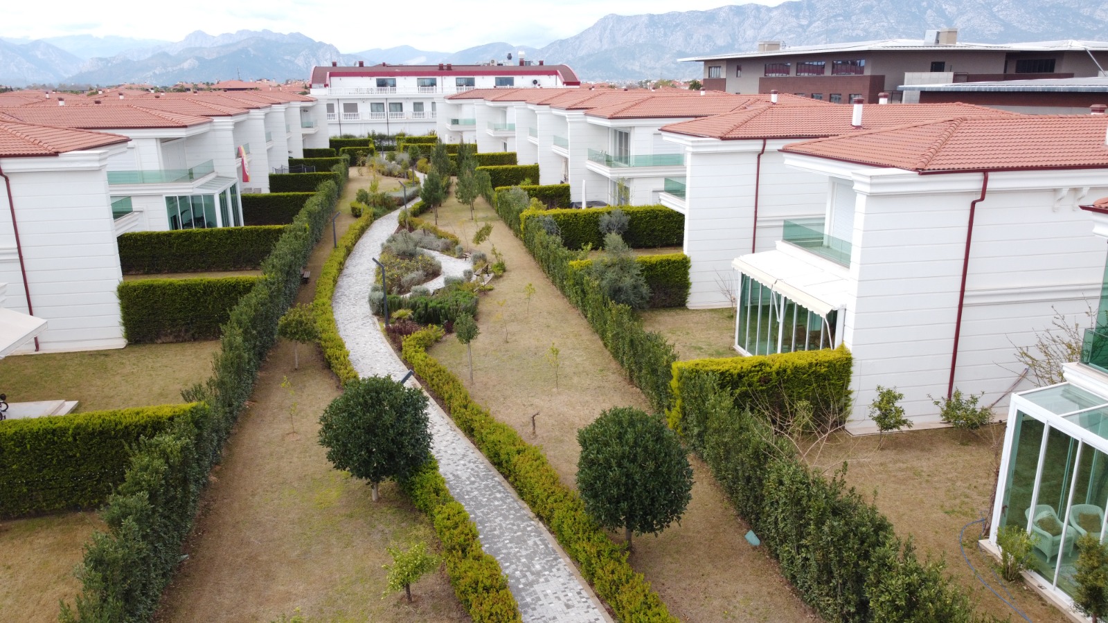 DÖŞEMEALTI’NDA PRESTİJLİ SİTE İÇİNDE, FULL DEKORASYONLU, BAHÇELİ VE HAVUZLU LÜKS 4+1 VİLLA