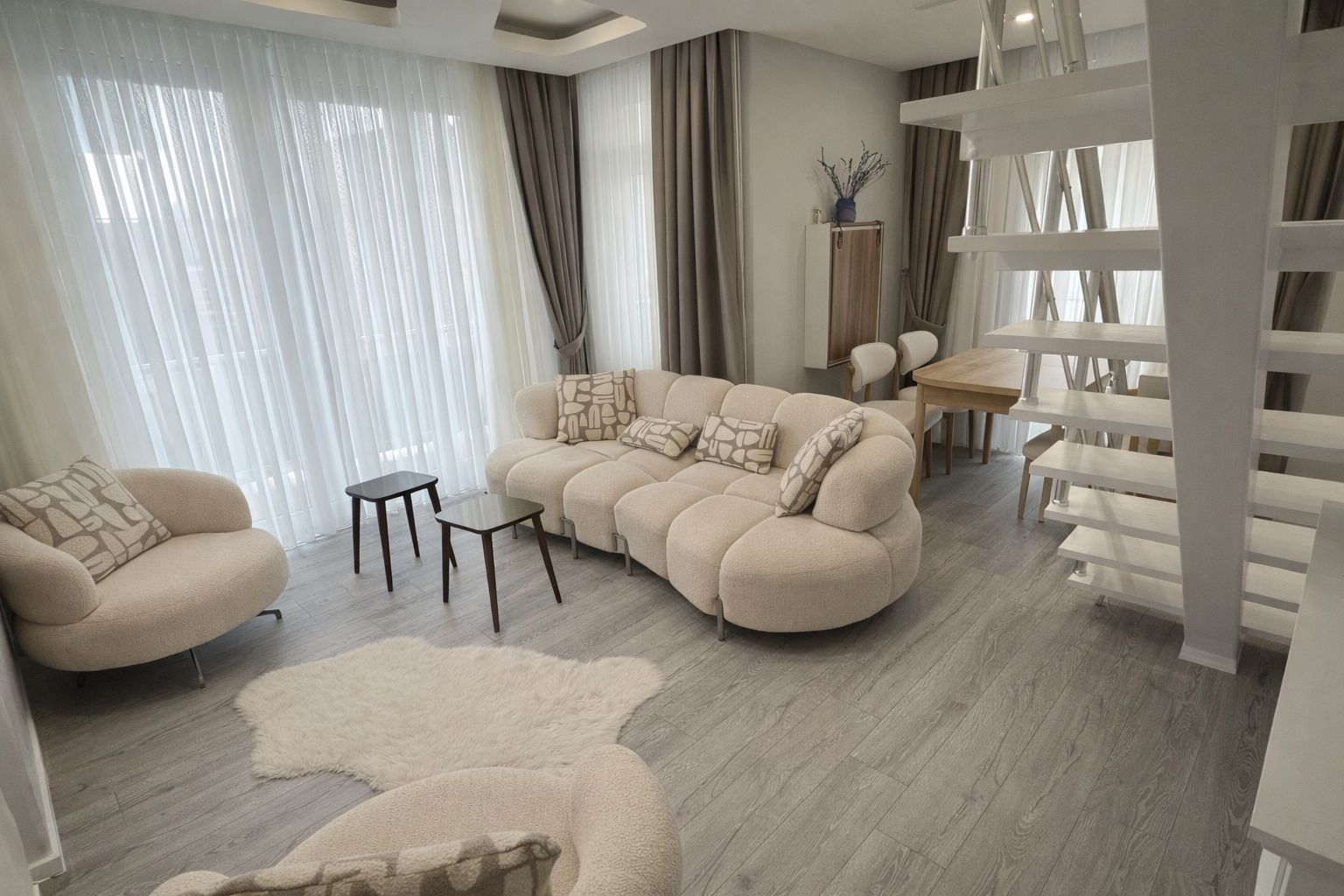 HAVUZLU SİTEDE, MERKEZİ KONUMDA FERAH YENİ EŞYALI 3+1 DUBLEX